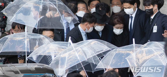 [광주=뉴시스] 류형근 기자 = 전두환씨가 30일 광주 동구 광주지방법원에서 5·18 헬기 사격을 목격한 고(故) 조비오 신부의 명예를 훼손한 혐의와 관련 1심을 통해 징역 8월 집행유예 2년을 선고 받은 후 법정을 나서고 있다. (공동취재사진) 2020.11.30. photo@newsis.com