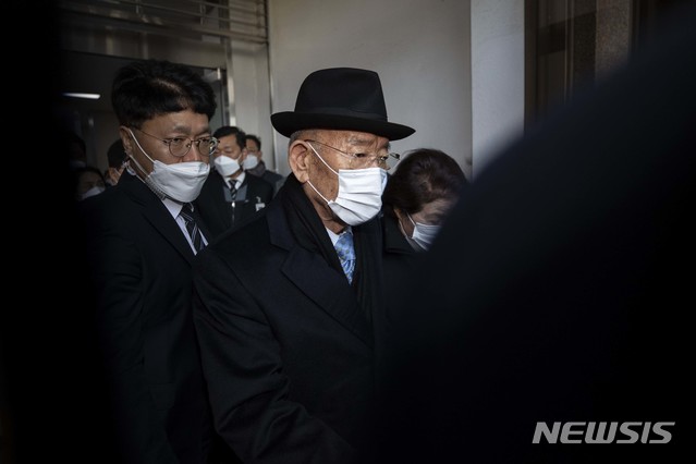 [광주=뉴시스] 류형근 기자 = 전두환씨가 30일 광주 동구 광주지방법원에서 5·18 헬기 사격을 목격한 고(故) 조비오 신부의 명예를 훼손한 혐의와 관련 1심을 통해 징역 8월 집행유예 2년을 선고 받은 후 법정을 나서고 있다. (공동취재사진) 2020.11.30. photo@newsis.com