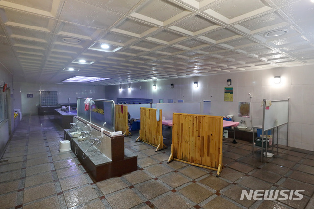 [서울=뉴시스]김병문 기자 = 사회적 거리두기 2단계를 유지하되 사우나 및 한증막 시설의 운영을 중단하는 등의 추가 조치를 취하는 '2+α' 시행을 하루 앞둔 30일 오후 서울 종로구 한 한증막 업소의 목욕탕이 비어 있다. 해당 한증막 시설 업소 사장은 "정부의 사우나 이용금지 조치를 손님들이 목욕시설까지 이용하지 못하는 것으로 오해될까 걱정이다"라고 밝혔다. 2020.11.30. dadazon@newsis.com