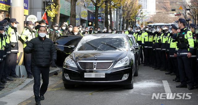[광주=뉴시스] 류형근 기자 = 전두환씨가 30일 오후 광주지방법원에서 고(故) 조비오 신부 사자명예훼손혐의 재판을 받은 뒤 차량을 이용해 빠져나갔다. 광주지법 도착 때 전씨가 이용했던 빈 차량에 5·18 민주화운동 관련 단체 등이 사과를 요구하며 밀가루와 계란을 던졌다. (공동취재사진). 2020.11.30. hgryu77@newsis.com