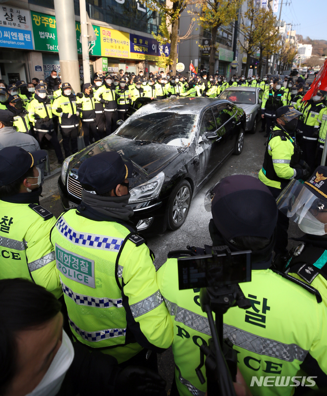[광주=뉴시스] 류형근 기자 = 전두환씨가 30일 오후 광주지방법원에서 고(故) 조비오 신부 사자명예훼손혐의 재판을 받은 뒤 차량을 이용해 빠져나갔다. 광주지법 도착 때 전씨가 이용했던 빈 차량에 5·18 민주화운동 관련 단체 등이 사과를 요구하며 밀가루와 계란을 던졌다. (공동취재사진). 2020.11.30. hgryu77@newsis.com