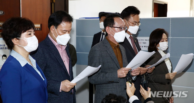 [서울=뉴시스] 최동준 기자 = 국회 법제사법위원회 소속 국민의힘 김도읍 간사와 의원들이 30일 서울 여의도 국회 법제사법위원회 회의장 앞에서 윤호중 위원장의 '야당 법사위 간사 교체 요구, 보좌진 비하 발언 등에 대해 공식적인 사과를 요구하며 기자회견을 갖고 있다. (공동취재사진) 2020.11.30. photo@newsis.com