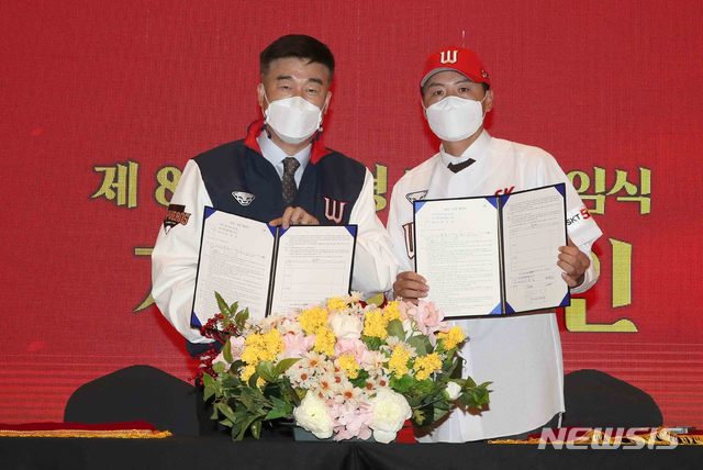 [서울=뉴시스] 민경삼 SK 와이번스 신임 사장과 김원형 SK 와이번스 신임 감독이 30일 오후 인천 문학구장에서 열린 취임식에서 기념촬영을 하고 있다. (사진=SK와이번스 제공) 2020.11.30. photo@newsis.com