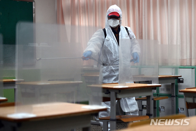 [대구=뉴시스] 이무열 기자 = 대구의 한 고등학교에서 방역업체 관계자들이 방역작업을 하고 있다. 2020.11.30. lmy@newsis.com