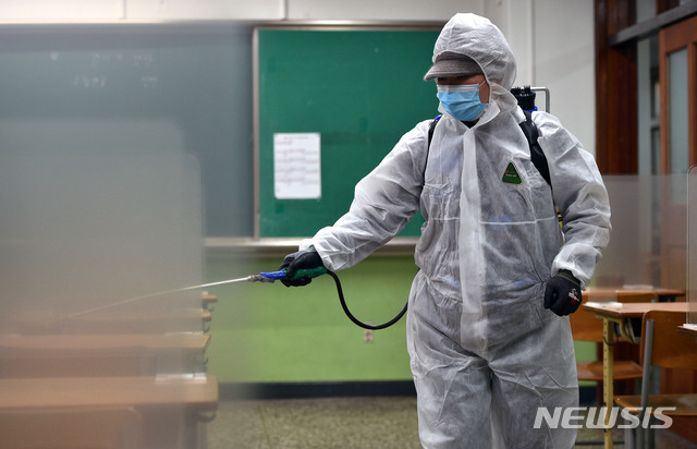 [대구=뉴시스] 이무열 기자 = 2021학년도 대학수학능력시험을 사흘 앞둔 지난달 30일 오후 수능 시험장으로 지정된 대구의 한 고등학교에서 방역업체 관계자들이 방역작업을 하고 있다. 2020.11.30. lmy@newsis.com