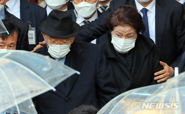 [광주=뉴시스] 류형근 기자 = 전두환씨가 5·18 헬기 사격을 목격한 고(故) 조비오 신부의 명예를 훼손한 혐의 재판을 받은 뒤 부인 이순자씨 손을 꼭잡고 30일 오후 광주 동구 광주지방법원을 빠져나가고 있다. (공동취재사진) 2020.11.30. photo@newsis.com