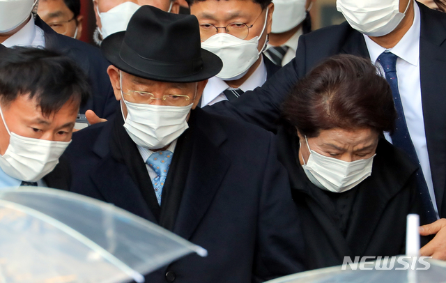 [광주=뉴시스] 류형근 기자 = 전두환씨가 5·18 헬기 사격을 목격한 고(故) 조비오 신부의 명예를 훼손한 혐의 재판을 받은 뒤 부인 이순자씨 손을 꼭잡고 30일 오후 광주 동구 광주지방법원을 빠져나가고 있다. (공동취재사진) 2020.11.30. photo@newsis.com