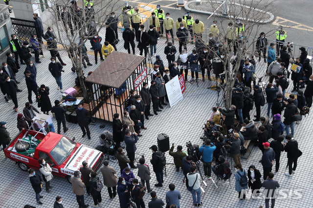 [광주=뉴시스] 류형근 기자 = 30일 오전 광주 동구 광주지방법원 앞에서 5·18단체 회원들이 전두환 구속 촉구 집회를 열고 있다. (공동취재사진) 2020.11.30. photo@newsis.com