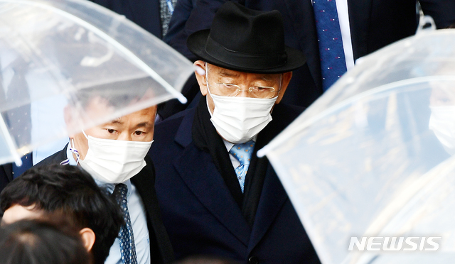 피고인 전두환 없이 항소심 첫 재판…'특혜' 반발(종합)