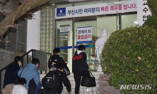 [대구=뉴시스] 이무열 기자 = 30일 오후 부산지역 신종 코로나바이러스 감염증(코로나19) 확진자가 대구 중구 계명대학교 대구동산병원으로 이송되고 있다. 부산은 최근 코로나19 확진자가 급증해 대구에 병상 공유를 요청했다. 2020.11.30. lmy@newsis.com