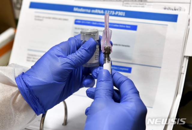 [AP/뉴시스]지난 7월 말 한 간호사가 모더나의 신종 코로나바이러스 감염증(코로나19) 시제품을 준비하고 있다. 2020.11.30.