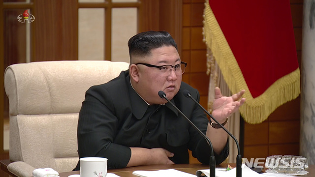 [서울=뉴시스] 김정은 국무위원장이 29일 북한 평양 노동당 본부청사에서 열린 조선노동당 중앙위원회 제7기 제21차 정치국 확대회의를 주재했다고 30일 조선중앙TV가 보도하고 있다. (사진=조선중앙TV 캡쳐) 2020.11.30. photo@newsis.com