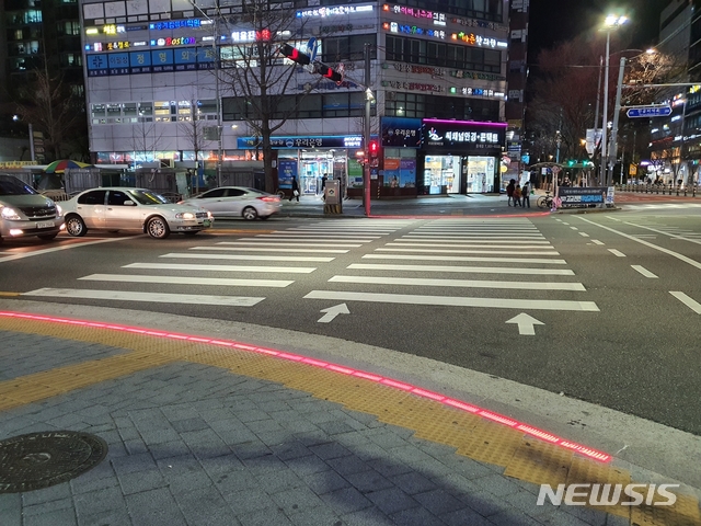 [서울=뉴시스] 서울 노원구 중계동 은행사거리에서 8중 추돌 사고가 발생해 부상자 2명이 병원으로 이송됐다. 사진은 서울 노원구 중계동 은행사거리(사진=노원구 제공) 2020.12.01. photo@newsis.com