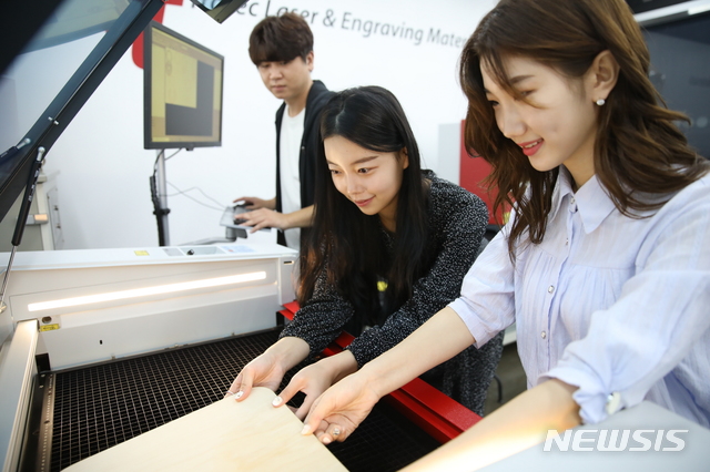 [성남=뉴시스]성남가천메이커스페이스에서 창작자들이 창작 활동을 펼치고 있다.