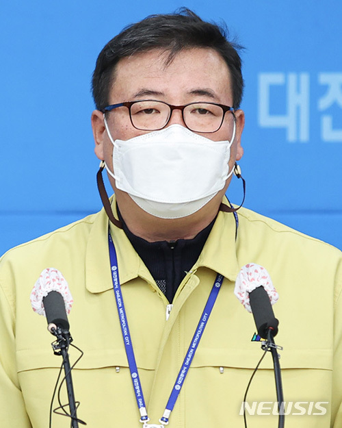 [대전=뉴시스] 정해교 대전시 보건복지국장이 신종 코로나바이러스 감염증(코로나19) 확진자 발생 내용을 설명하고 있다.&nbsp; 