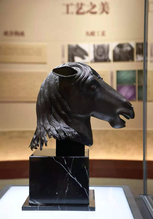 [서울=뉴시스]지난 1860년 제2차 아편전쟁 당시 영국과 프랑스 연합군이 원명원(圓明園·청나라 황실정원) 에서 약탈해 갔던 국보급 문화재인 12지신 머리모양 청동상 중 말머리 청동상이 160년 만에 다시 제자리로 돌아왔다. 중국 신화통신이 제공한 사진으로, 전시돼 있는 말머리 청동상. 2020.12.01