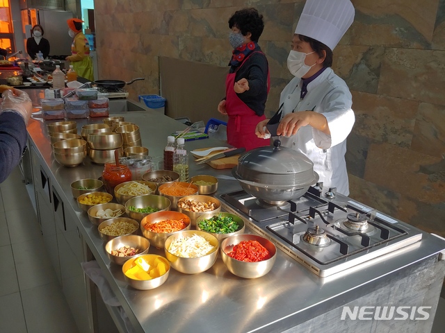 [전주=뉴시스] 한훈 기자 = 전북 전주시는 전주음식을 체계적으로 보존·계승하기 위해 전주음식 명인 1명과 명소과 명가, 유네스코 음식창의업소를 각각 1곳을 지정했다고 1일 밝혔다.(사진=전주시 제공).2020.12.01. photo@newsis.com 