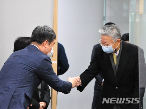 [서울=뉴시스] 서정협 서울시장 권한대행은 1일 오후 서울시청에서 7개 상급종합병원장들과 만나 지원 협조를 요청했다. (사진=서울시 제공) 2020.12.01. photo@newsis.com 