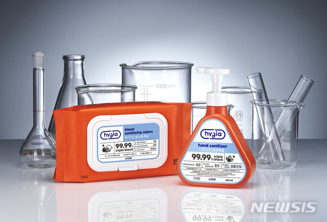 [서울=뉴시스]라이온코리아 '하이지아' 위생용품 손 소독 겔과 티슈