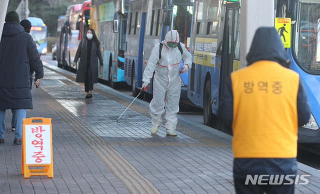 [서울=뉴시스]배훈식 기자 = 신종 코로나바이러스 감염증(코로나19) 확산세가 지속된 1일 오전 서울 영등포구 여의도환승센터에서 방역업체 직원들이 방역작업을 하고 있다. 2020.12.01. dahora83@newsis.com