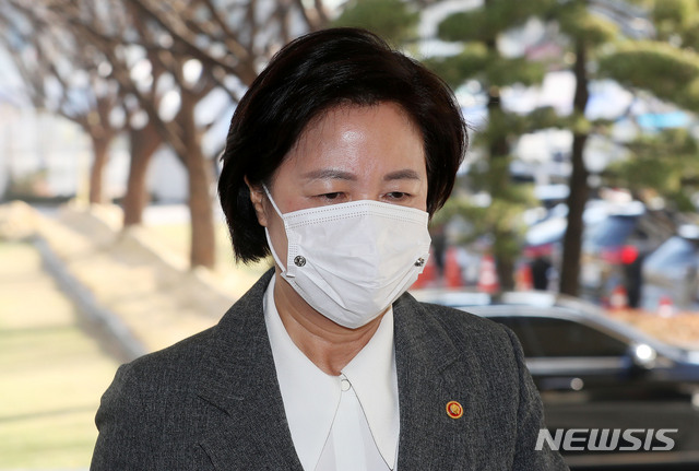 [서울=뉴시스]홍효식 기자 = 추미애 법무부 장관이 국무회의에 참석하기 위해 1일 오전 서울 종로구 정부서울청사에 들어서고 있다. 2020.12.01. yesphoto@newsis.com