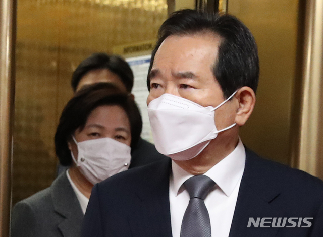 [서울=뉴시스]김명원 기자 = 정세균 국무총리가 1일 오전 서울 종로구 정부서울청사에서 화상으로 열리는 국무회의 참석에 앞서 추미애 법무부 장관과 독대를 마친 후 엘리베이터에서 내려 국무위원 대기실로 향하고 있다. 2020.12.01. kmx1105@newsis.com