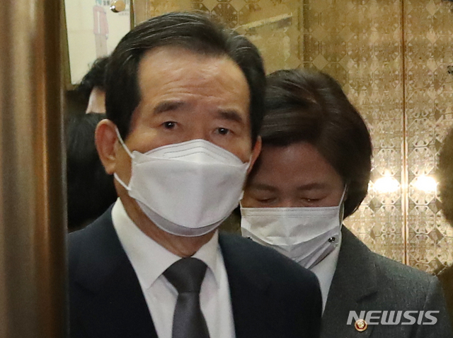 [서울=뉴시스]김명원 기자 = 정세균 국무총리가 1일 오전 서울 종로구 정부서울청사에서 화상으로 열리는 국무회의 참석에 앞서 추미애 법무부 장관과 독대를 마친 후 엘리베이터에서 내려 국무위원 대기실로 향하고 있다. 2020.12.01. kmx1105@newsis.com