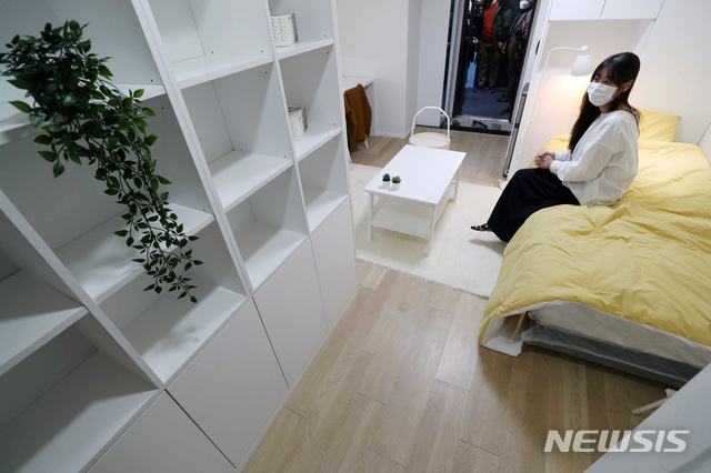 [서울=뉴시스] 이영환 기자 = 1일 오전 신종 코로나바이러스 감염증(코로나19) 여파로 장기간 공실 상태에 있던 도심 내 관광호텔을 리모델링한 청년 맞춤형 공유주택 안암생활의 모습이 보이고 있다. 한국토지주택공사(LH)는 대학생·청년의 주거안정을 위해 청년 맞춤형 공유주택 안암생활을 공급하고 지난 달 30일부터 입주를 시작했다고 밝혔다. (공동취재사진) 2020.12.01. photo@newsis.com