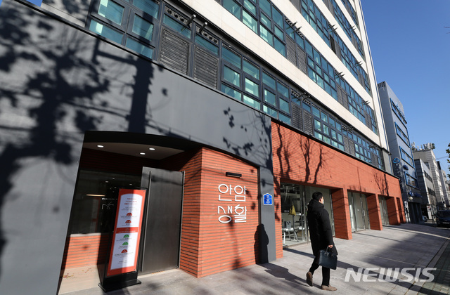 [서울=뉴시스] 이영환 기자 = 1일 오전 신종 코로나바이러스 감염증(코로나19) 여파로 장기간 공실 상태에 있던 도심 내 관광호텔을 리모델링한 청년 맞춤형 공유주택 안암생활이 보이고 있다. 한국토지주택공사(LH)는 대학생·청년의 주거안정을 위해 청년 맞춤형 공유주택 안암생활을 공급하고 지난 달 30일부터 입주를 시작했다고 밝혔다. 2020.12.01. 20hwan@newsis.com