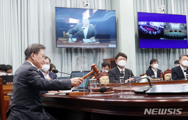 [서울=뉴시스]박영태 기자 = 문재인 대통령이 1일 오전 청와대 여민관에서 열린 영상 국무회의에 참석해 회의 시작을 알리는 의사봉을 두드리고 있다. 2020.12.01. since1999@newsis.com