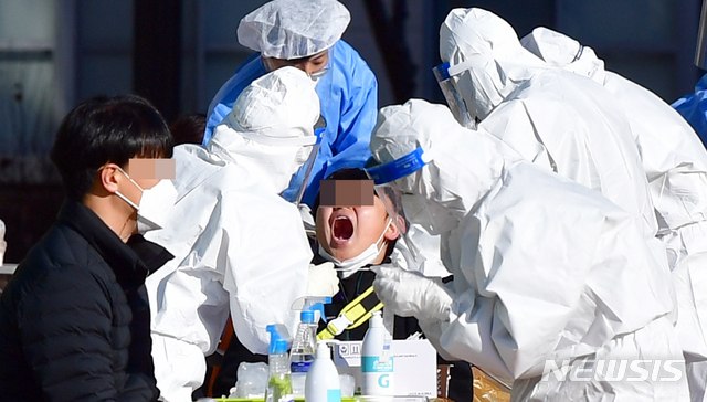 [광주=뉴시스] 류형근 기자 = 1일 오전 광주 광산구 한 중학교에서 방역당국이 학생과 교직원을 대상으로 신종 코로나바이러스 감염증(코로나19) 전수검사를 실시하고 있다. 2020.12.01.&nbsp; hgryu77@newsis.com