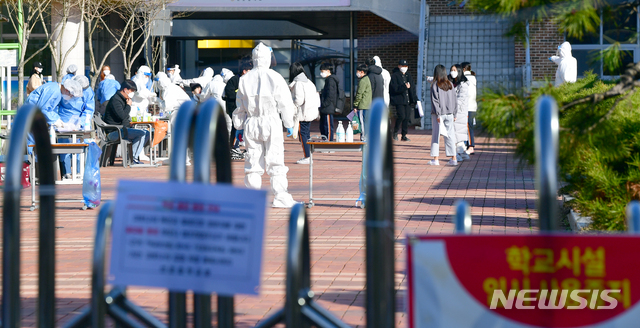 [광주=뉴시스] 류형근 기자 = 1일 오전 광주 광산구 한 중학교에서 방역당국이 학생과 교직원을 대상으로 신종 코로나바이러스 감염증(코로나19) 전수검사를 실시하고 있다. 2020.12.01.&nbsp; hgryu77@newsis.com