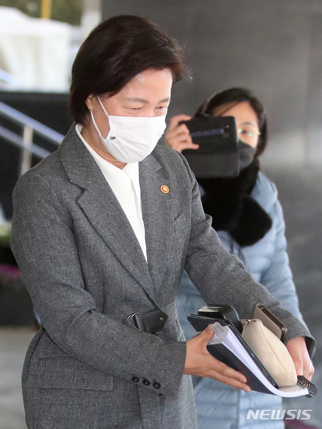 [서울=뉴시스]김명원 기자 = 추미애 법무부 장관이 1일 오전 서울 종로구 정부서울청사에서 화상으로 열리는 국무회의를 마친후 청사를 나서고 있다. 2020.12.01. kmx1105@newsis.com