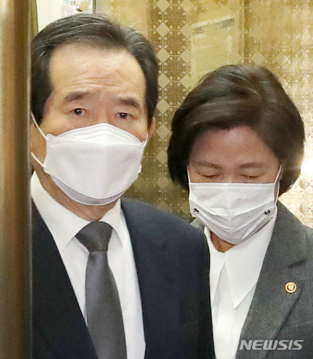 [서울=뉴시스]김명원 기자 = 정세균 국무총리가 1일 오전 서울 종로구 정부서울청사에서 화상으로 열리는 국무회의 참석에 앞서 추미애 법무부 장관과 독대를 마친 후 엘리베이터에서 내려 국무위원 대기실로 향하고 있다. 2020.12.01. kmx1105@newsis.com