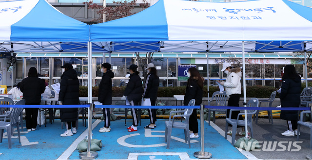 [서울=뉴시스] 이영환 기자 = 지난 1일 오전 서울 동대문구 보건소 신종 코로나바이러스 감염증(코로나19) 선별진료소에서 시민들이 검사를 받기 위해 대기하고 있다. 2020.12.01. 20hwan@newsis.com