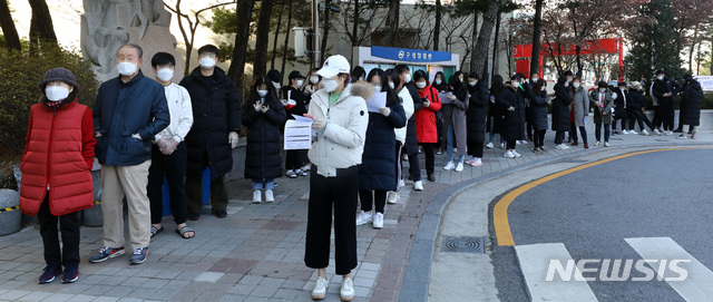 [서울=뉴시스] 이영환 기자 = 1일 오전 서울 동대문구 보건소 신종 코로나바이러스 감염증(코로나19) 선별진료소에서 시민들이 검사를 받기 위해 대기하고 있다. 2020.12.01. 20hwan@newsis.com