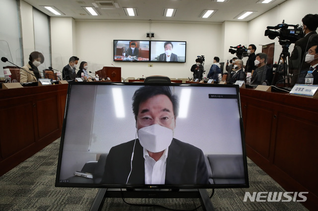 [서울=뉴시스] 김진아 기자 = 이낙연 더불어민주당 대표가 1일 오전 서울 여의도 국회에서 열린 더불어민주당 동남권신공항 추진단 연석회의에 화상으로 참석, 발언하고 있다 (공동취재사진) 2020.12.01. photo@newsis.com