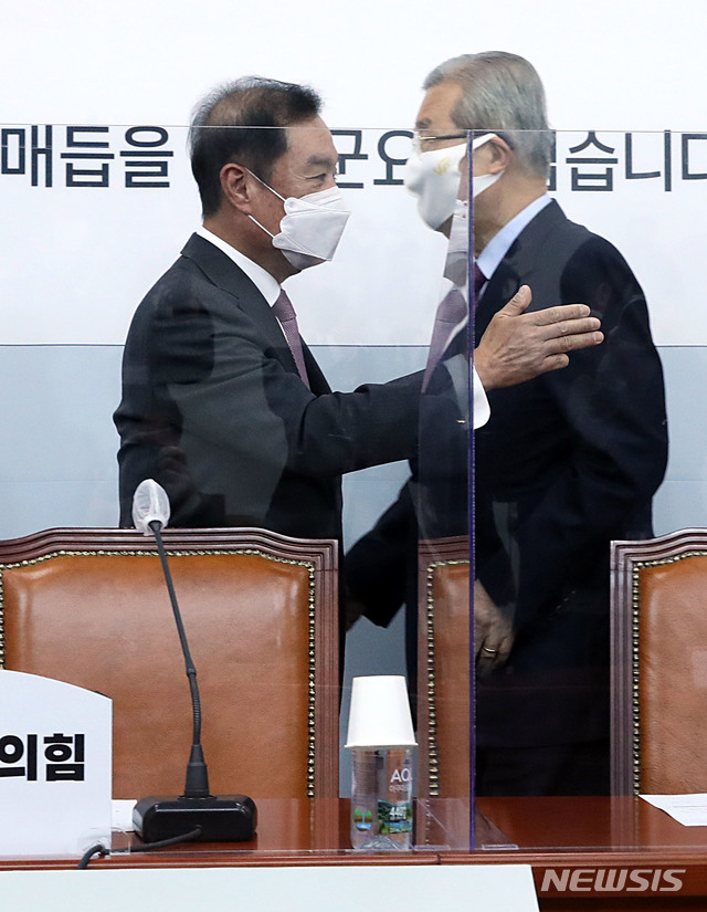 [서울=뉴시스] 김진아 기자 = 김종인 국민의힘 비상대책위원장이 1일 오전 서울 여의도 국회에서 열린 원외 시도당위원장 간담회에서 김병준 세종시당위원장과 인사한 뒤 자리로 향하고 있다. (공동취재사진) 2020.12.01. photo@newsis.com
