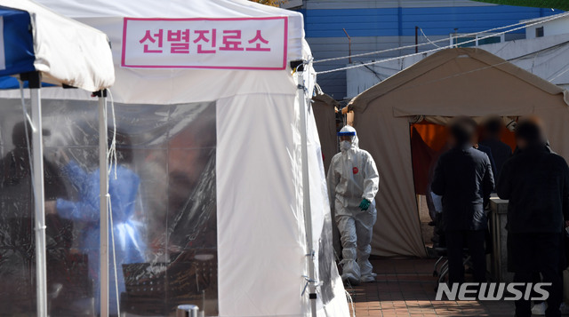 [부산=뉴시스] 하경민 기자 = 지난 1일 오전 사상구보건소 선별진료소를 찾은 시민들이 코로나19 진단검사를 받기 위해 길게 줄을 선 채 차례를 기다리고 있다. 2020.12.01. yulnetphoto@newsis.com