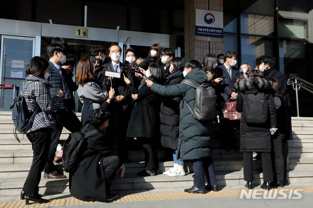 [과천=뉴시스]김병문 기자 = 윤석열 검찰총장 측 법률 대리인 이완규 변호사가 1일 오전 경기 과천 정부과천청사에서 열린 법무부 감찰위원회 임시회의에 참석해 의견진술을 마친 뒤 청사를 나서며 취재진 질문에 답변하고 있다. 2020.12.01. dadazon@newsis.com