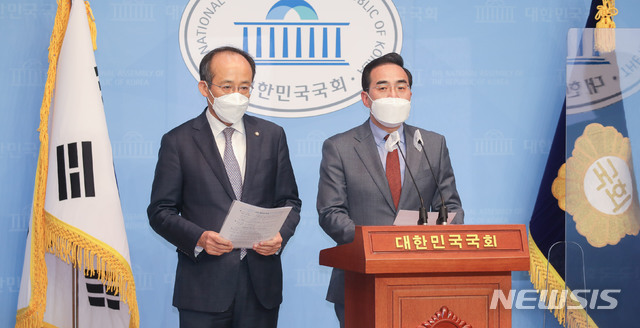 [서울=뉴시스] 김진아 기자 = 국회 예산결산특별위원회의 간사인 박홍근 더불어민주당 의원, 추경호 국민의힘 의원이 1일 오전 서울 여의도 국회 소통관에서 기자회견을 열고 2021회계연도 예산안 처리를 위한 합의문을 발표하고 있다. (공동취재사진) 2020.12.01. photo@newsis.com