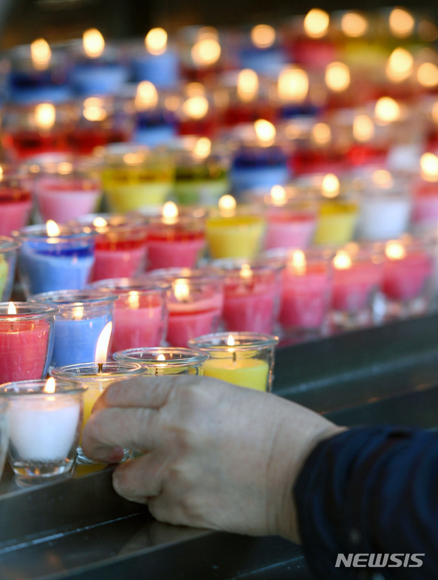 [대구=뉴시스] 이무열 기자 = 2021학년도 대학수학능력시험을 이틀 앞둔 1일 오전 대구 중구 남산동 천주교 대구 대교구청 성모당에서 ‘수험생 응원 미사’가 열렸다. 미사에 참석한 수험생 자녀를 둔 학부모들이 간절한 기도를 하고 있다. 2020.12.01. lmy@newsis.com