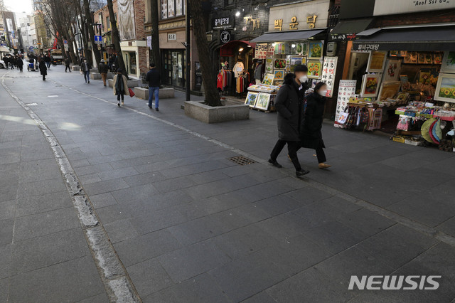 [서울=뉴시스] 박민석 기자 = 수도권 사회적 거리두기 단계가 2+α로 시행된 1일 점심 시간 서울 종로구 인사동 거리가 한산한 모습을 보이고 있다. 2020.12.01. mspark@newsis.com