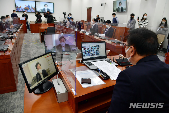 [서울=뉴시스] 김진아 기자 = 이낙연 더불어민주당 대표가 1일 서울 여의도 국회에서 열린 더불어민주당 온택트 의원총회에서 발언을 하고 있다. (공동취재사진) 2020.12.01. photo@newsis.com