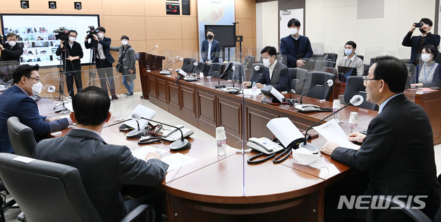 [서울=뉴시스] 김진아 기자 = 주호영 국민의힘 원내대표가 1일 서울 여의도 국회에서 열린 화상의원총회에서 발언을 하고 있다. (공동취재사진) 2020.12.01. photo@newsis.com