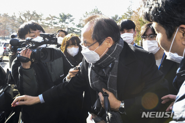 [과천=뉴시스]김병문 기자 = 윤석열 검찰총장에 대한 징계 심의 전날인 1일 오후 경기 과천 정부과천청사에서 열린 법무부 감찰위원회에 참석한 감찰위원장인 강동범 이화여자대학교 법학전문대학원 교수가 회의를 마친 후 법무부 청사를 나서고 있다. (공동취재사진) 2020.12.01. photo@newsis.com