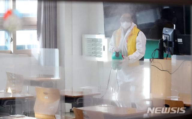 [서울=뉴시스]배훈식 기자 = 2021학년도 대학수학능력시험을 이틀 앞둔 1일 오후 서울 양천구 서울영상고등학교에서 신정4동 주민자치회 회원이 수험생을 위한 신종 코로나바이러스 감염증(코로나19) 방역 작업을 하고 있다. 2020.12.01. dahora83@newsis.com