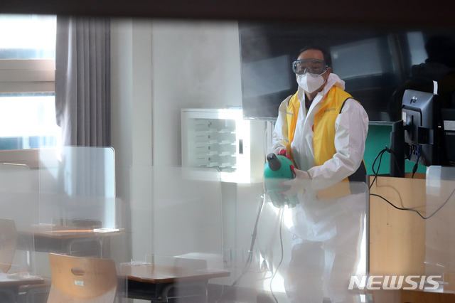 [서울=뉴시스]배훈식 기자 = 2021학년도 대학수학능력시험을 이틀 앞둔 1일 오후 서울 양천구 서울영상고등학교에서 신정4동 주민자치회 회원이 수험생을 위한 신종 코로나바이러스 감염증(코로나19) 방역 작업을 하고 있다. 2020.12.01. dahora83@newsis.com