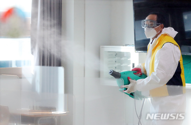 [서울=뉴시스]배훈식 기자 = 2021학년도 대학수학능력시험을 이틀 앞둔 지난 1일 오후 서울 양천구 서울영상고등학교에서 신정4동 주민자치회 회원이 수험생을 위한 신종 코로나바이러스 감염증(코로나19) 방역 작업을 하고 있다. 2020.12.01. dahora83@newsis.com