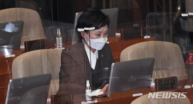 [서울=뉴시스] 김진아 기자 = 김현미 국토교통부 장관이 1일 서울 여의도 국회에서 열린 본회의에 출석해 국무위원석을 지키고 있다. (공동취재사진) 2020.12.01. photo@newsis.com